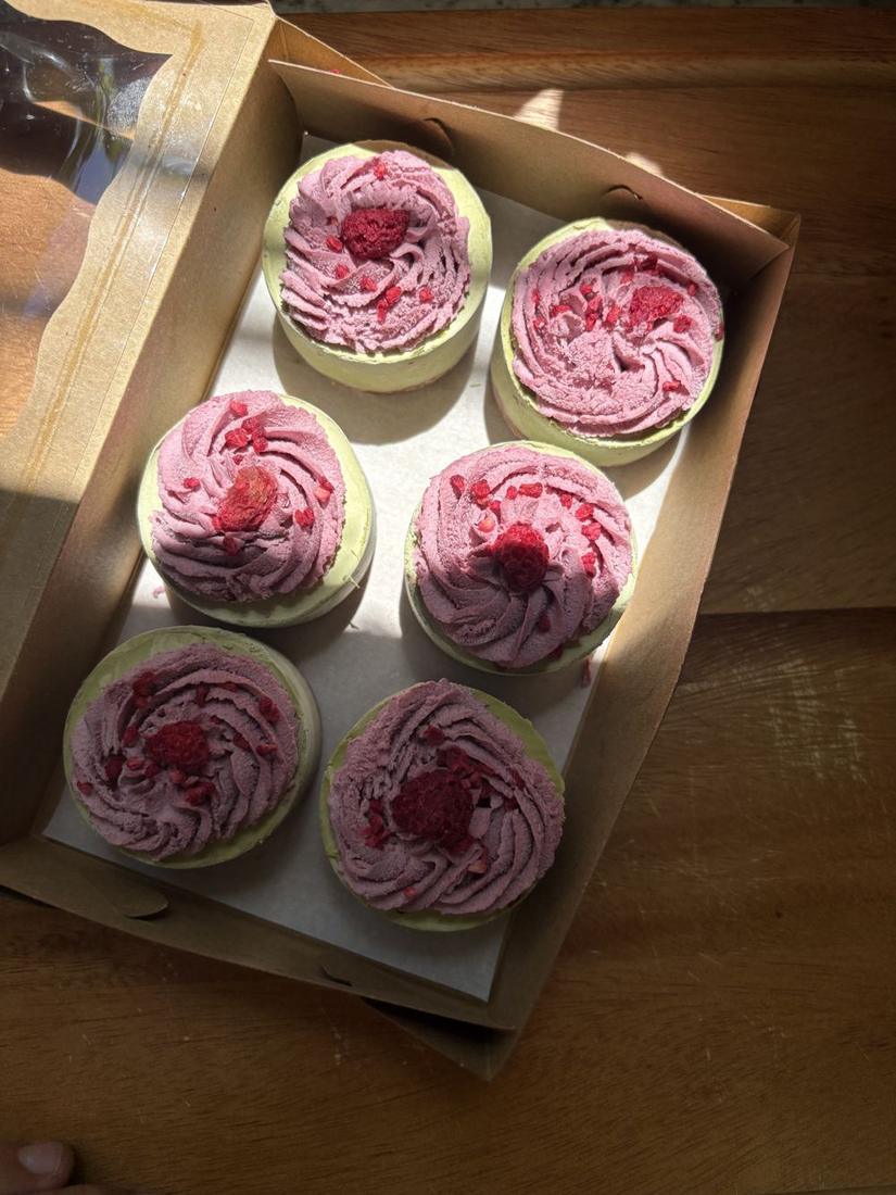 Box of 6 baby cakes with pink cream and raspberries