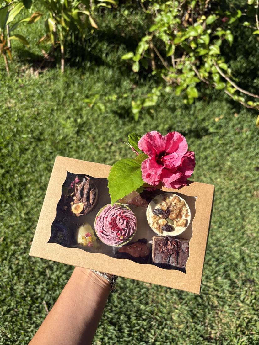 Flöra Box with 8 pieces and a hibiscus