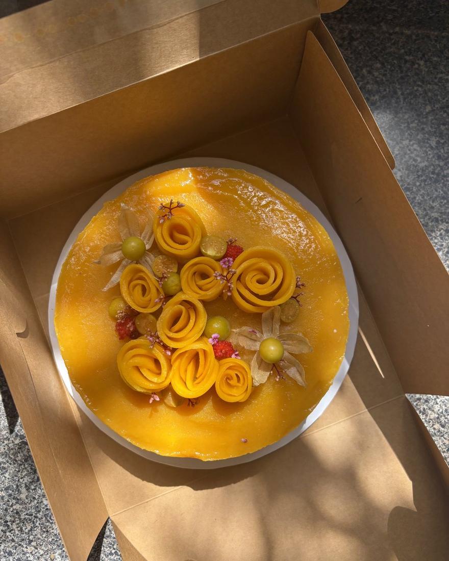 Mango cake with mango roses and physalis in a Flöra box