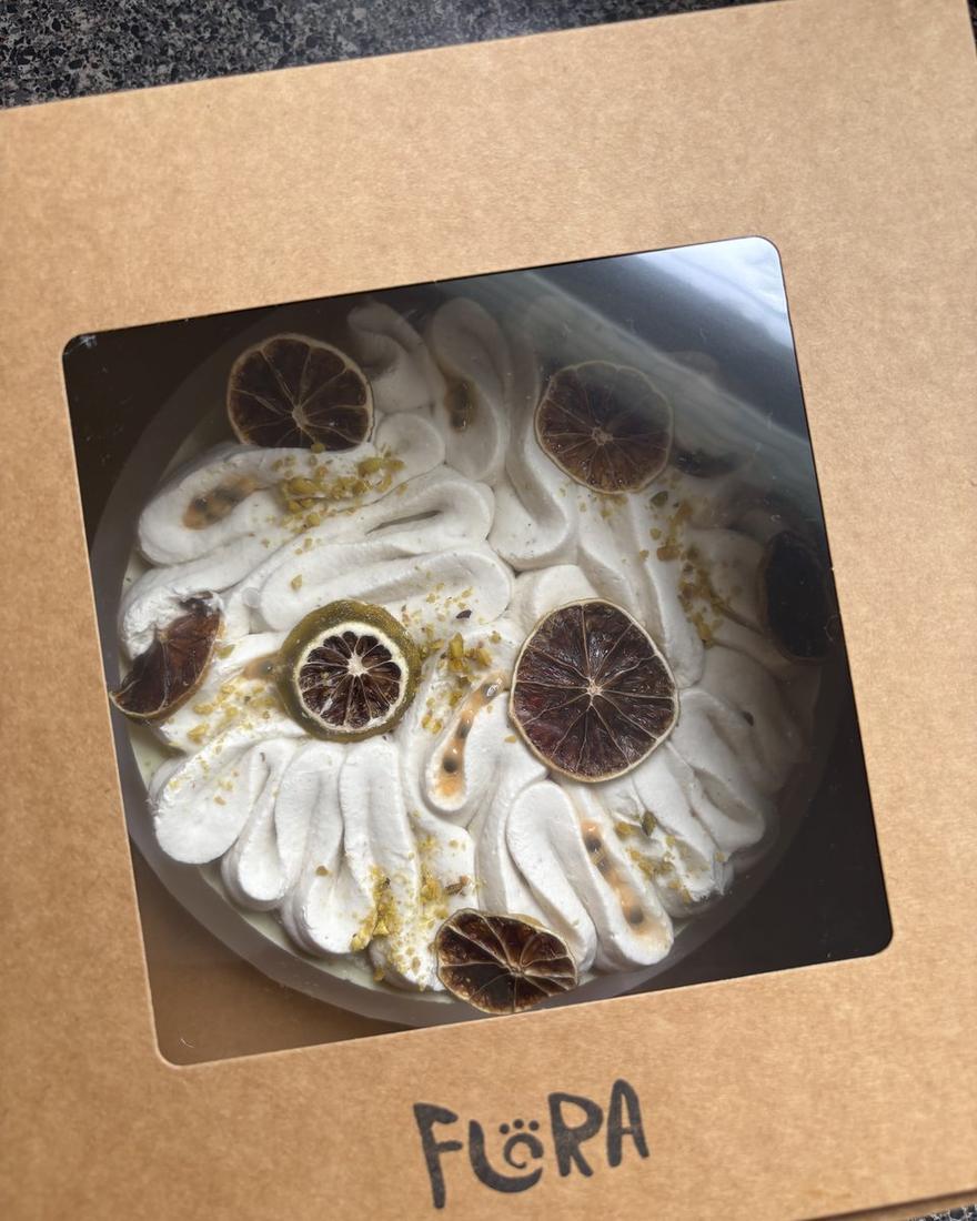 Pistachio cake with dried lime slices in a Flöra box